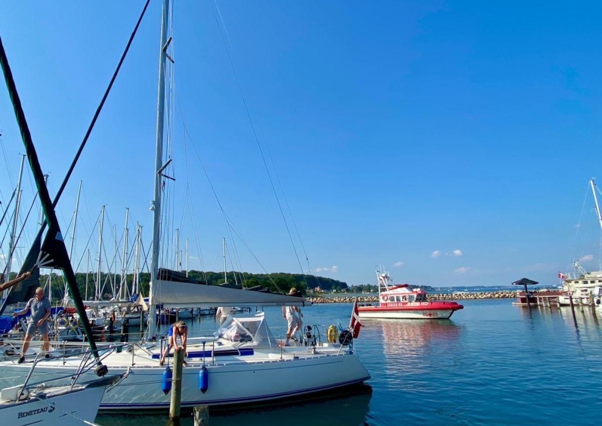 VARMT VEJR GAV REKORD I REDNINGER