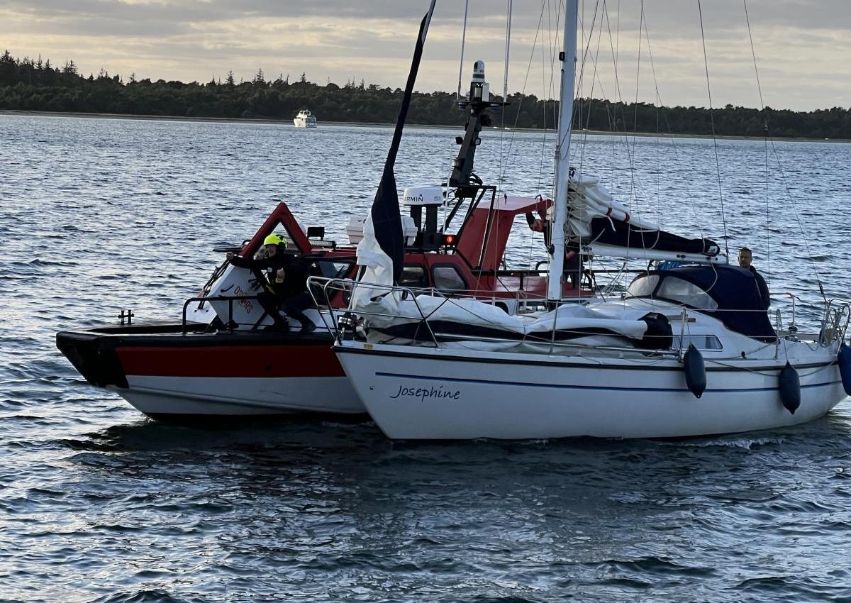 29 fods sejlbåd med flænset forsejl øst for Æbelø
