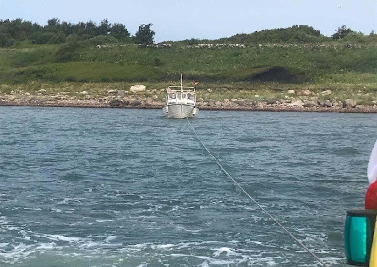 Meget tæt på land.