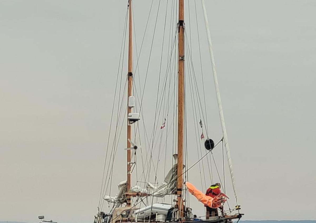 Det ser måske ud til at gummibåden skubber, men det er Loke der trækker. Slæberen bremser og kan justere inde i havnen.