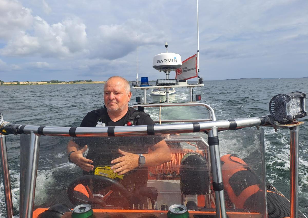 Speedbåd på slæb