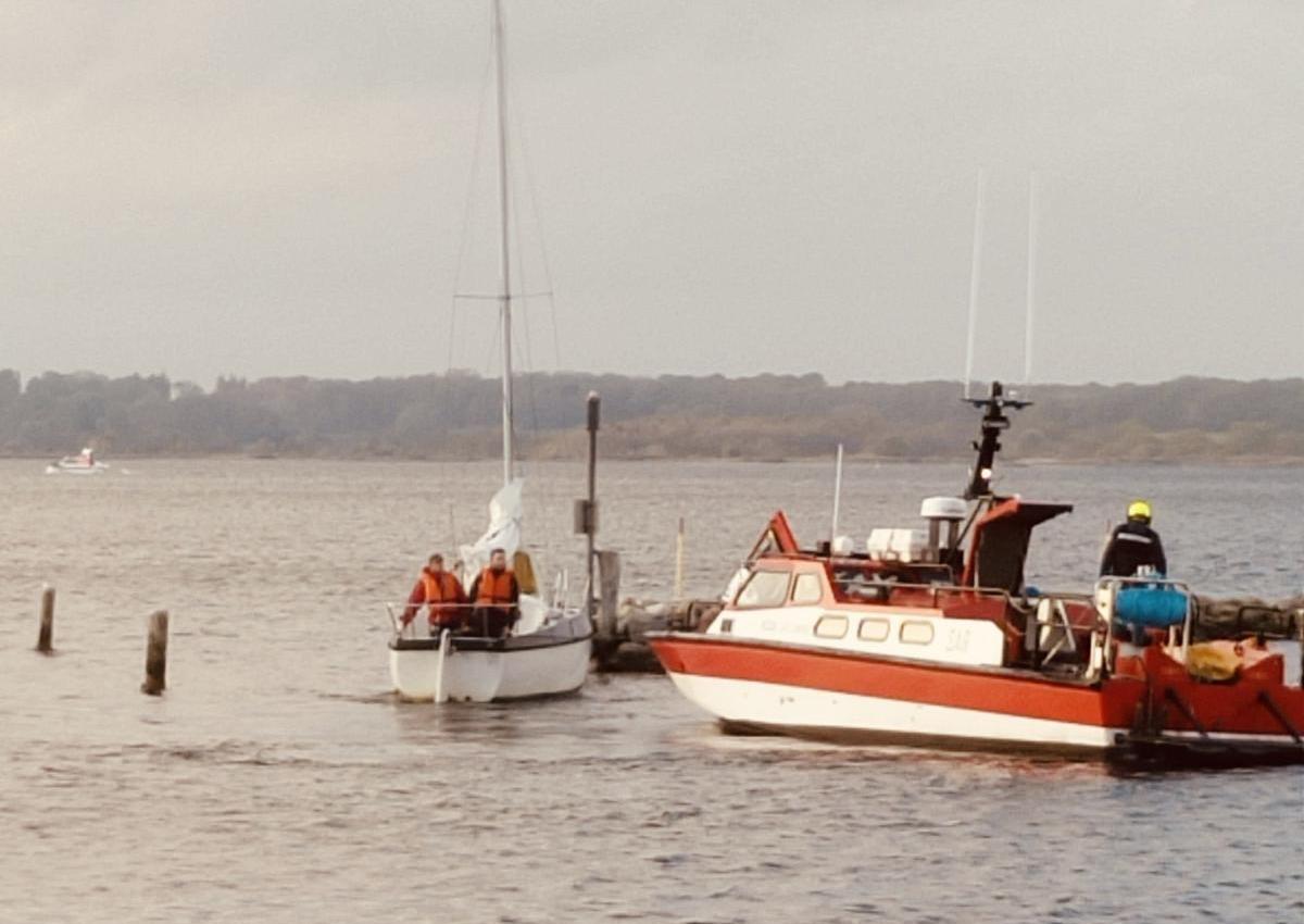 Båd med motorproblemer på vej ind i Juelsminde havn 