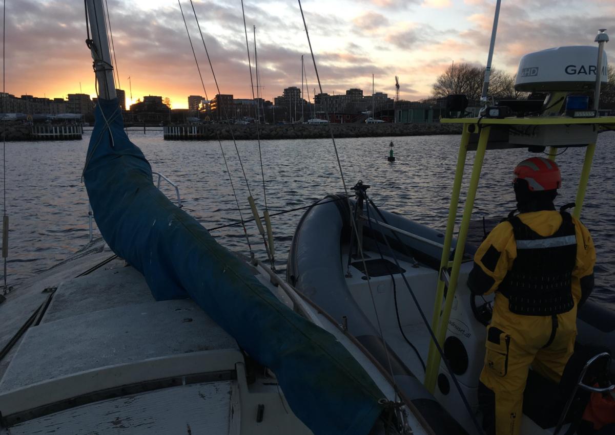 DSRS København slæber en sejlbåd ind
