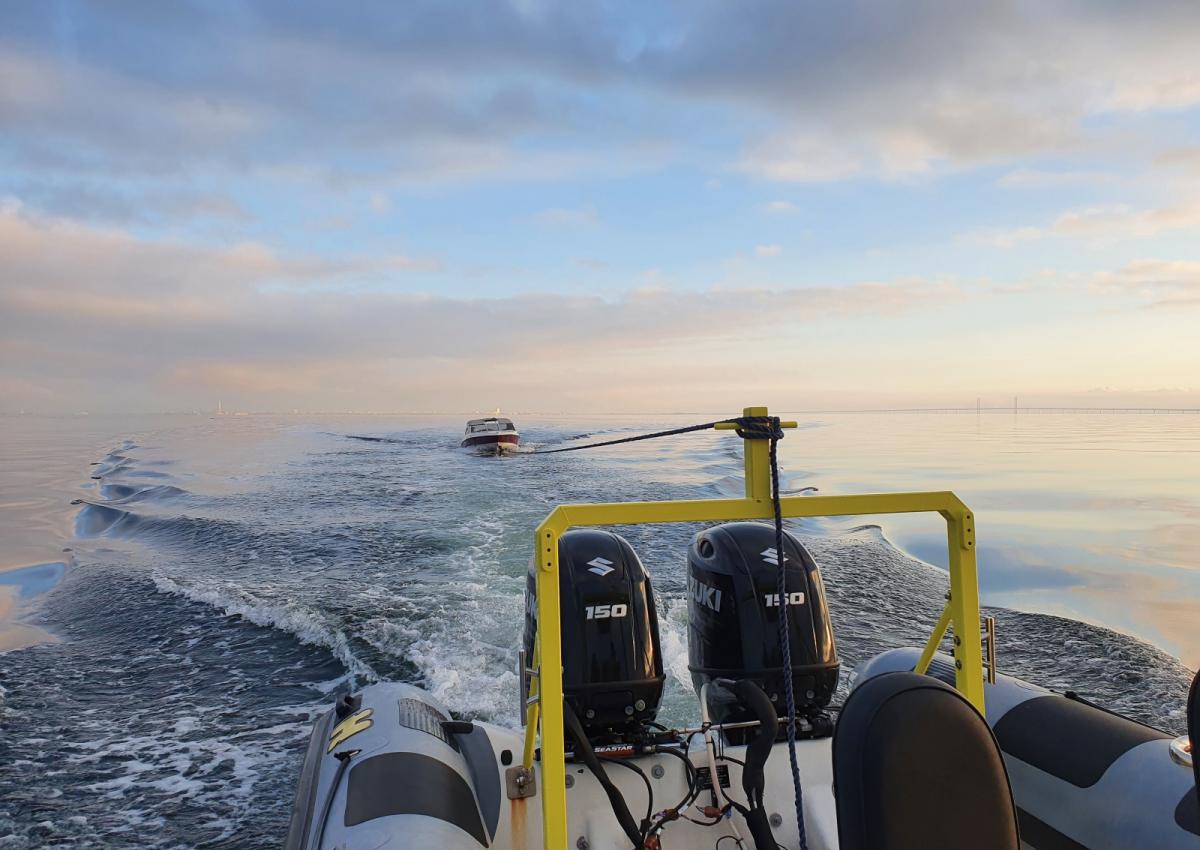 Rescue Norden slæber motorbaad med motorstop