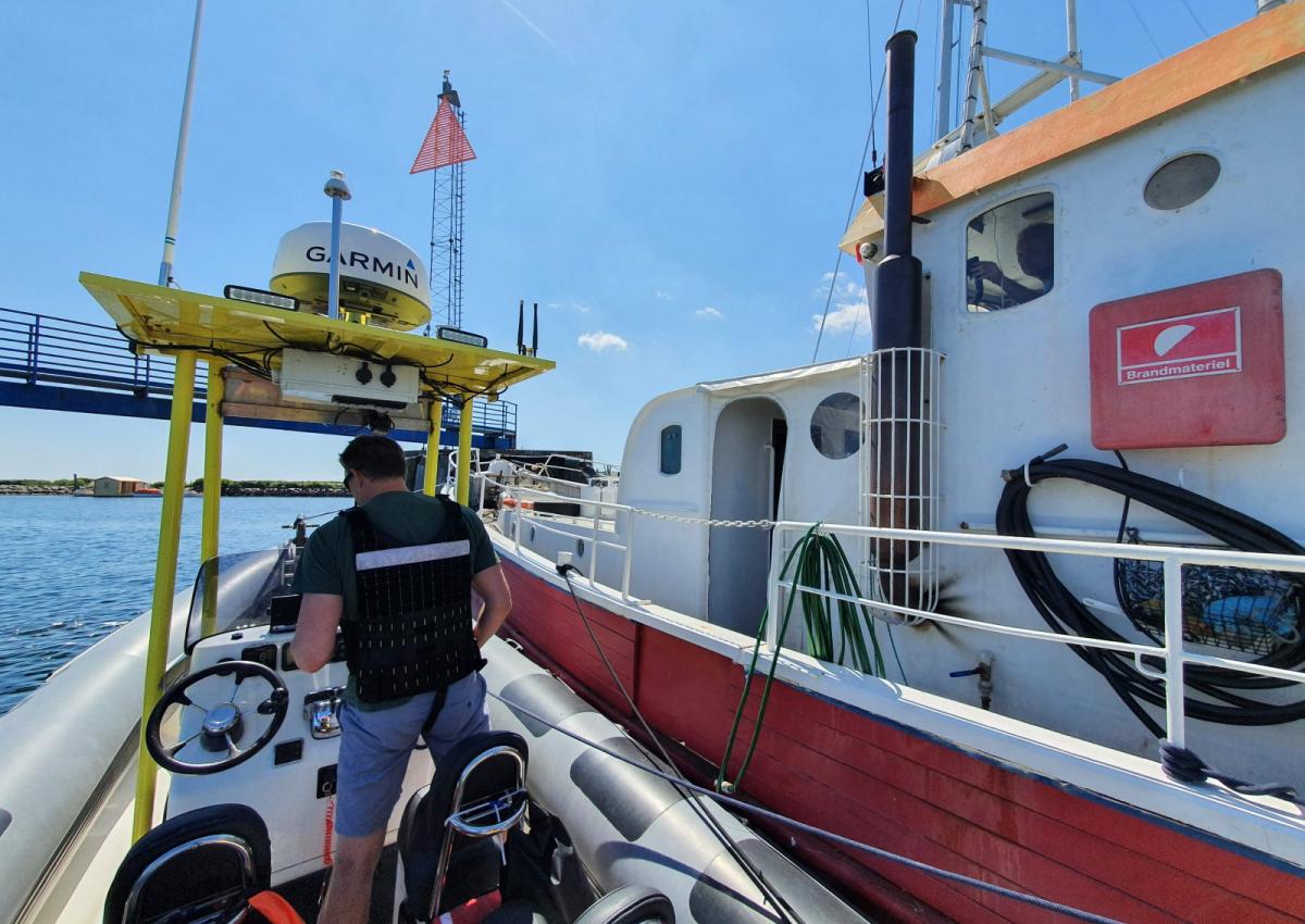 DSRS Norden Rescue ligger på siden af en større motoryacht
