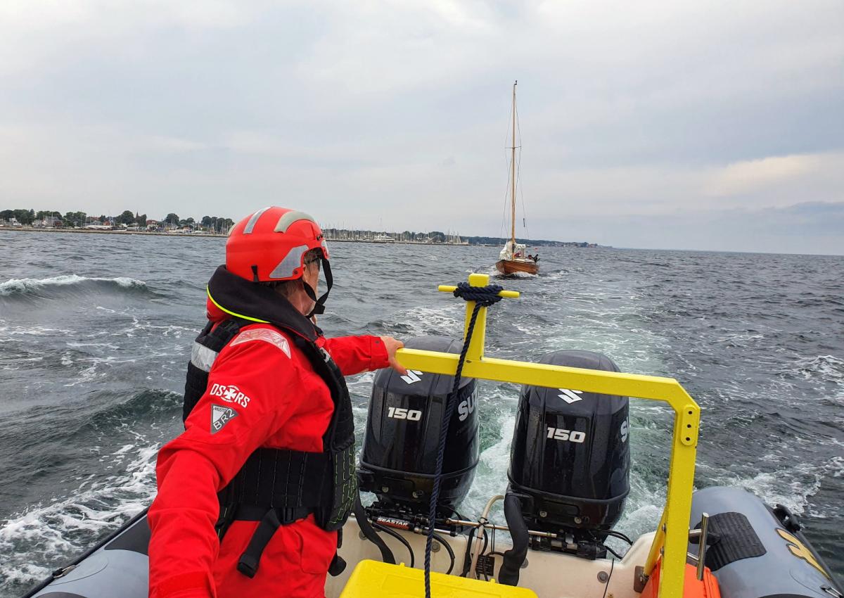 Rescue Norden med folkebaad på slæb