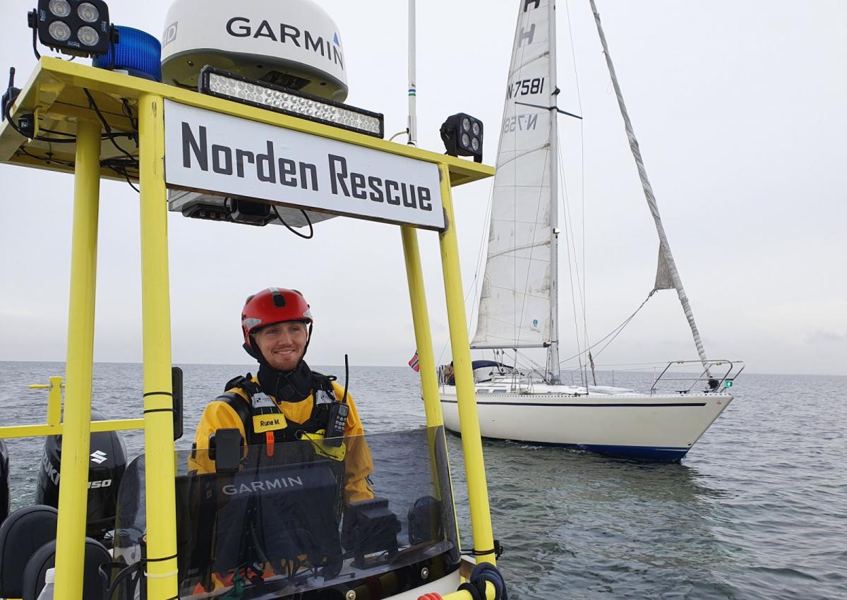 Norden Rescue vejldeder Norsk sejlbåd med fotogen redder