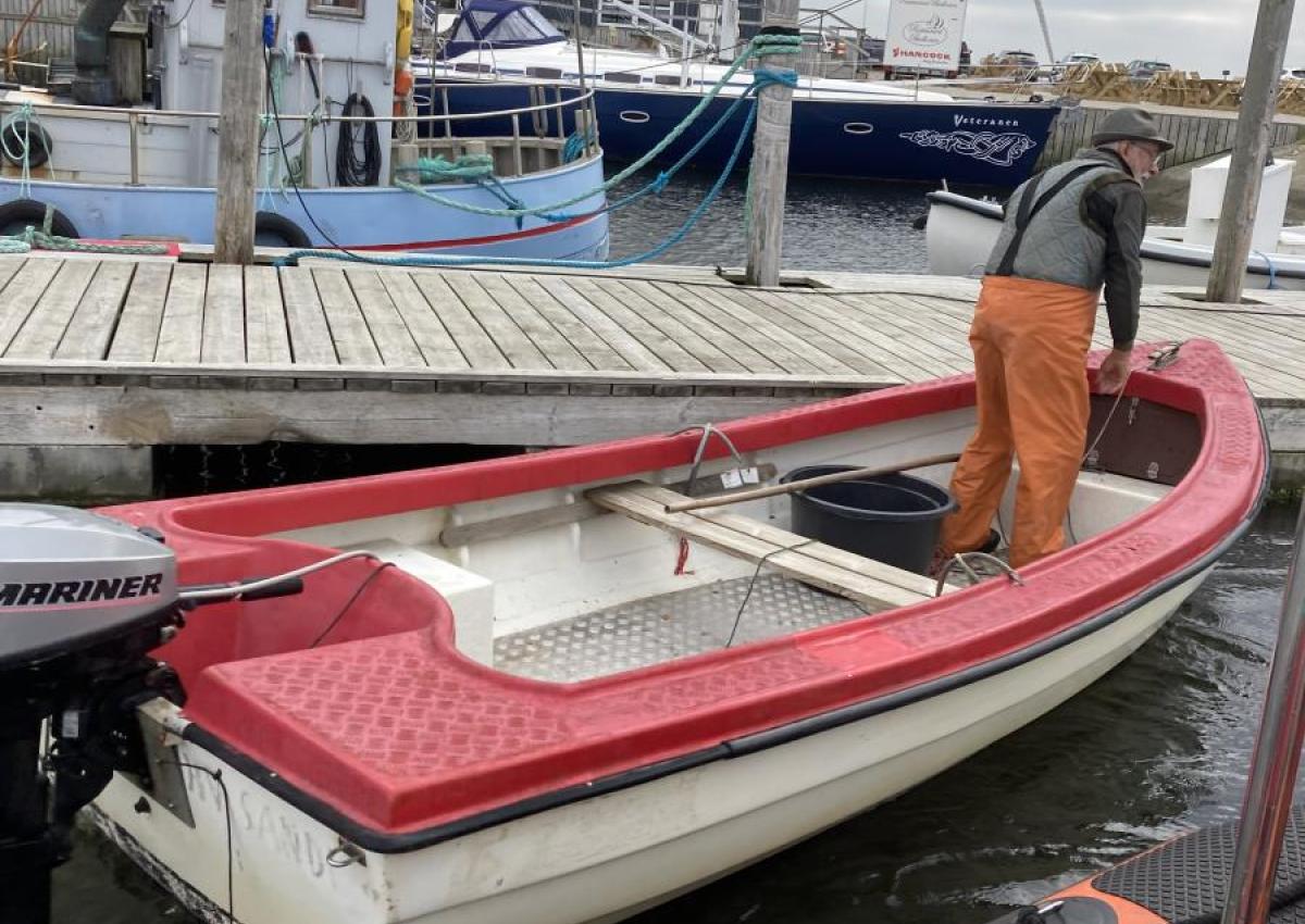 Lille fiskerjolle slæbt til Handbjerg Havn
