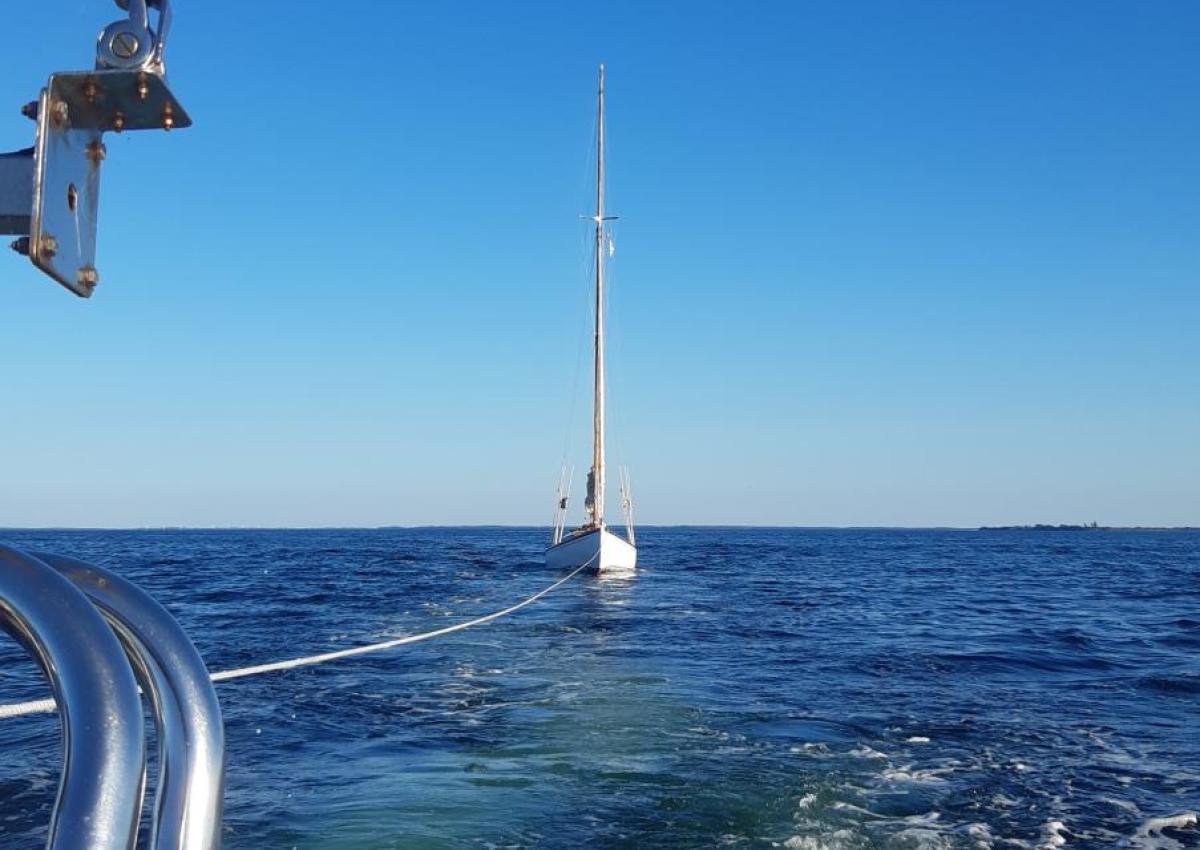 Havarist på slæb til Femø Havn