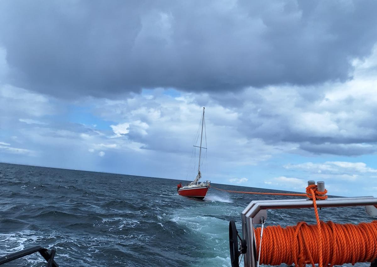 27 fods sejlbåd har muligvis tabt roret