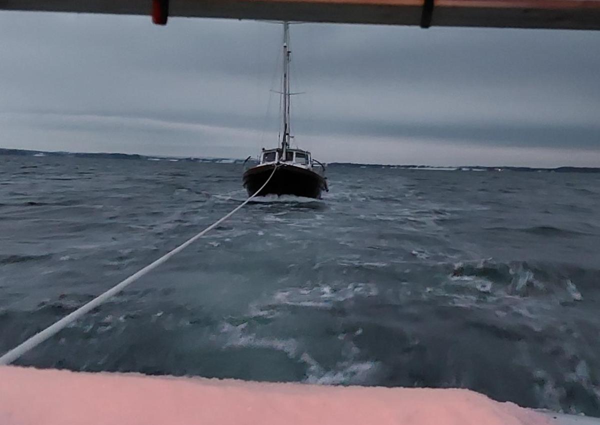 Havarist på slæb til Kalvehave Havn