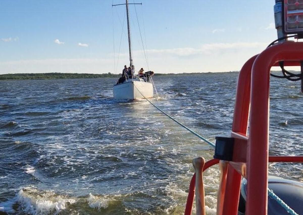 28 fod sejlbåd bugseres i havn