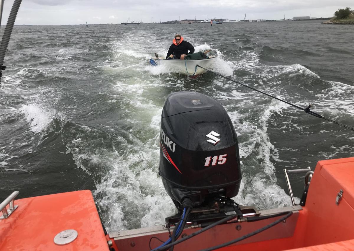 Kæntret båd med 3 passagere beder om hjælp.