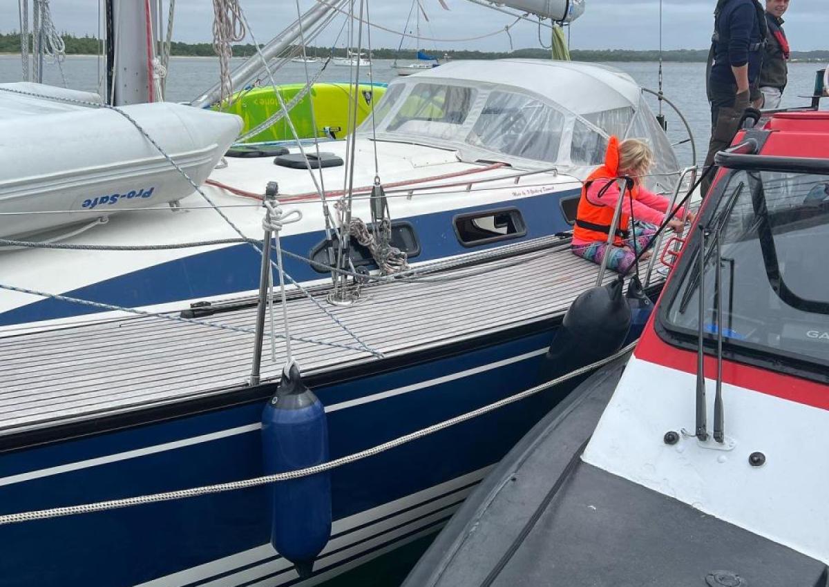 X412 - Dream med skadet propel i bugten ved Juelsminde