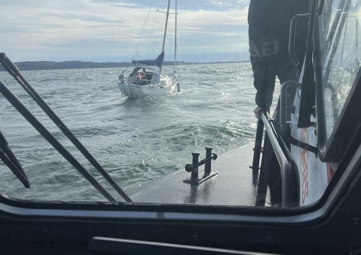 Sejlbåd med motorproblemer ved Trelde næs