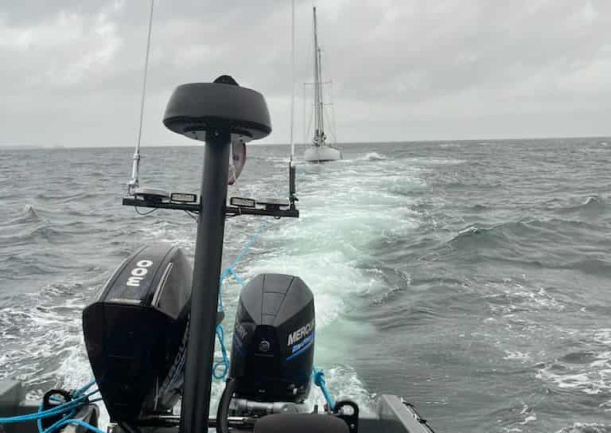 Sejlbåden blev bugseret til Juelsminde