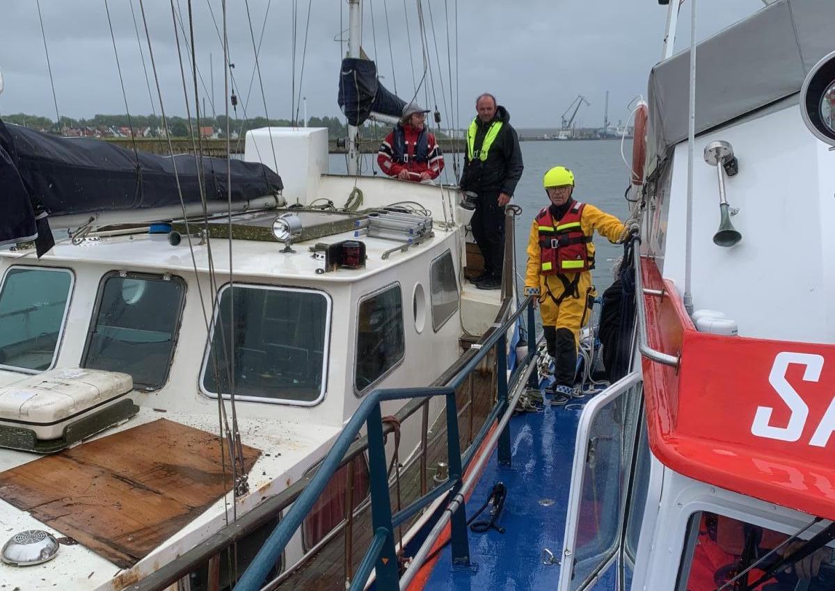 42 ft. motorsejler hjælpes i havn