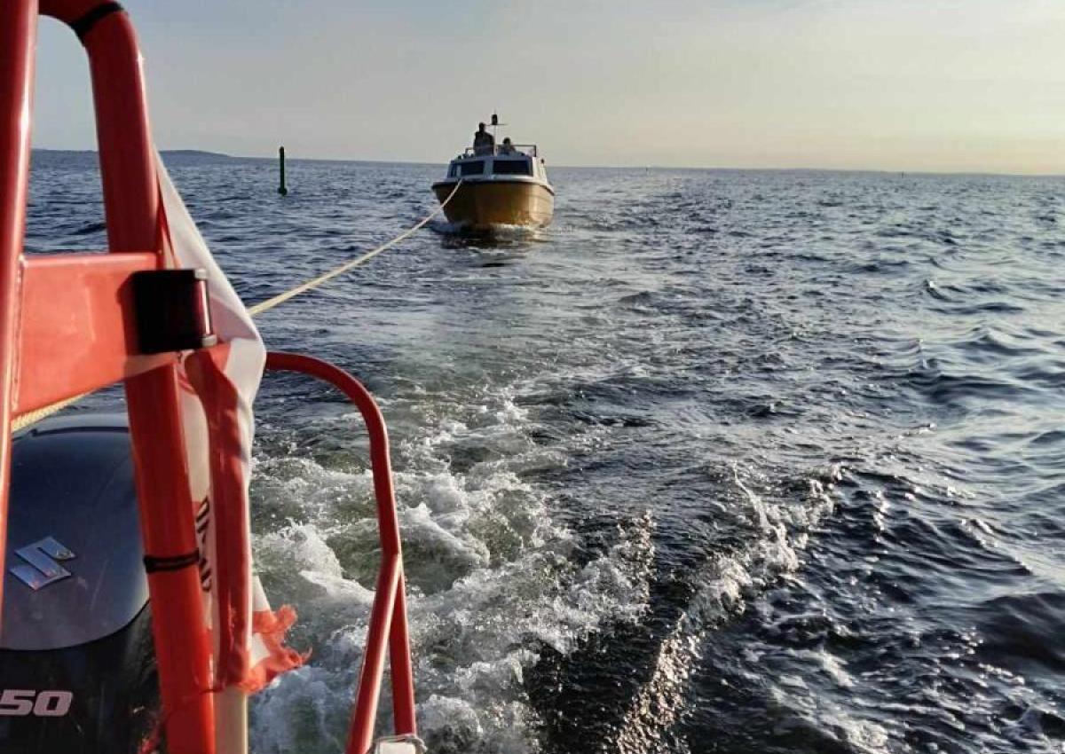 Mindre motorbåd med motorstop.