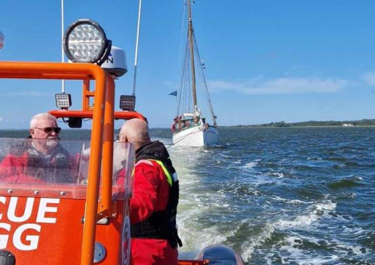 Snurrevådskutter bugseres til Aalborg Skudehavn