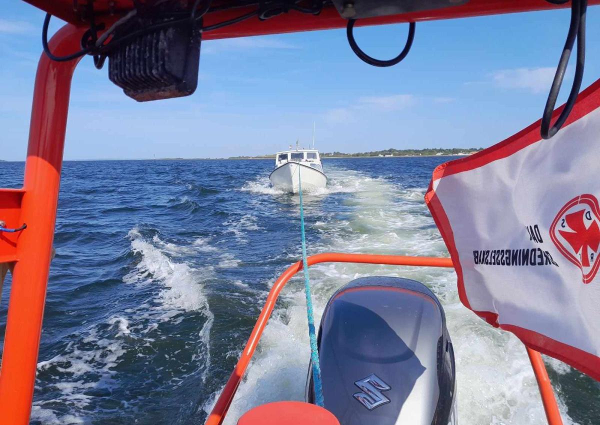 Motorbåden blev bugseret til Attrup Havn