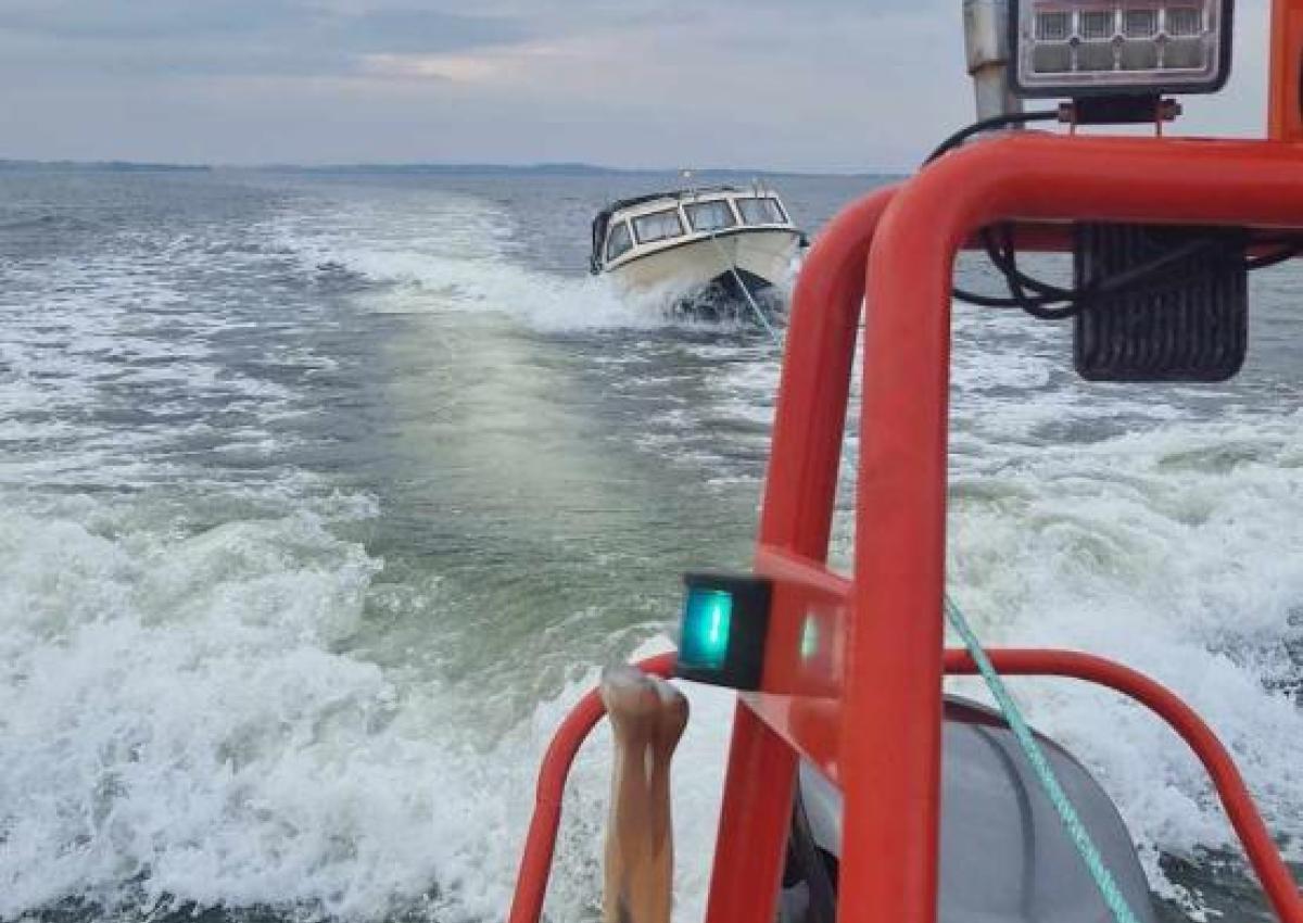 18 fors motorbåd med motorstop