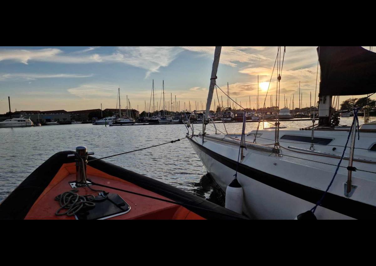 Havaristen bugseres ind i Skudehavne i Aalborg
