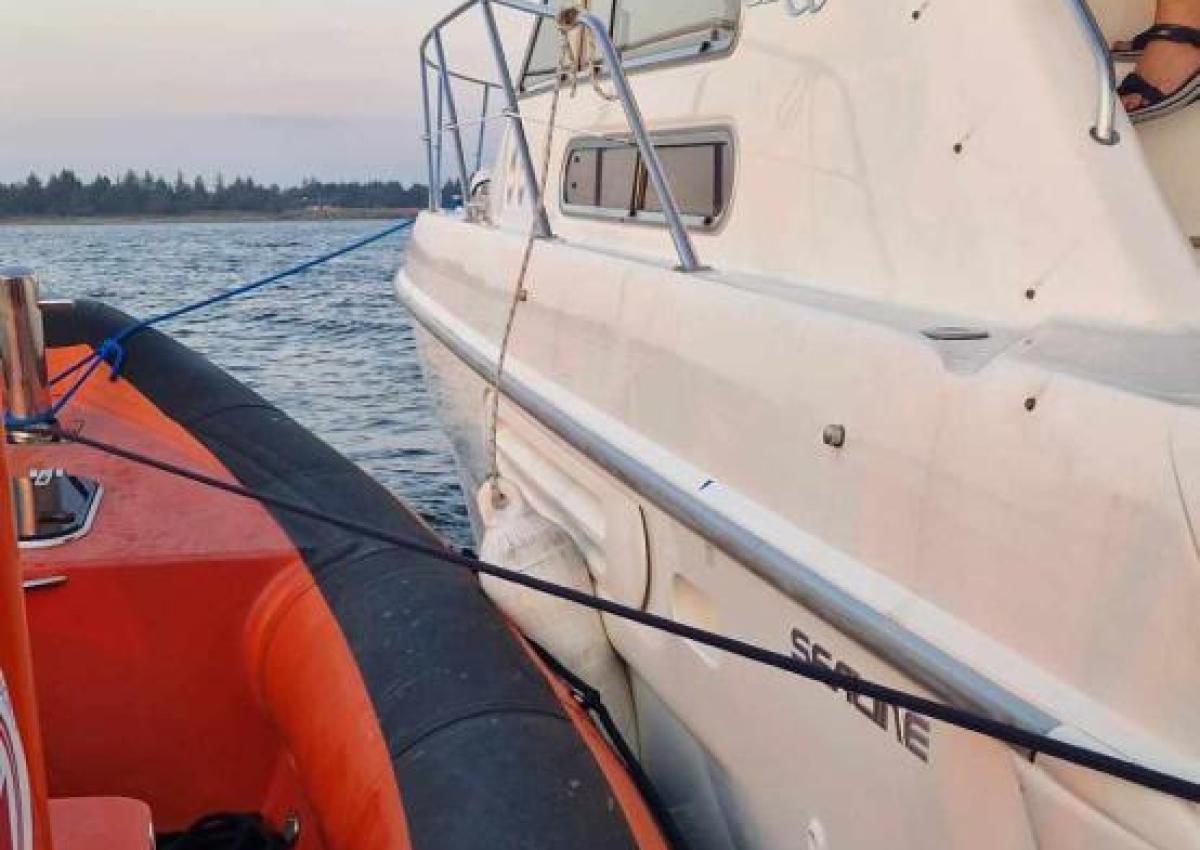 Motorbåd bugseres ind med sideslæb