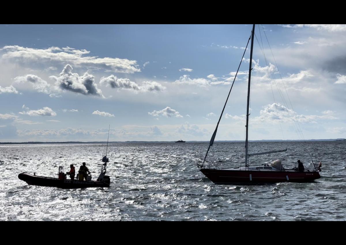 Rescue Odin med sejlbåd på slæb