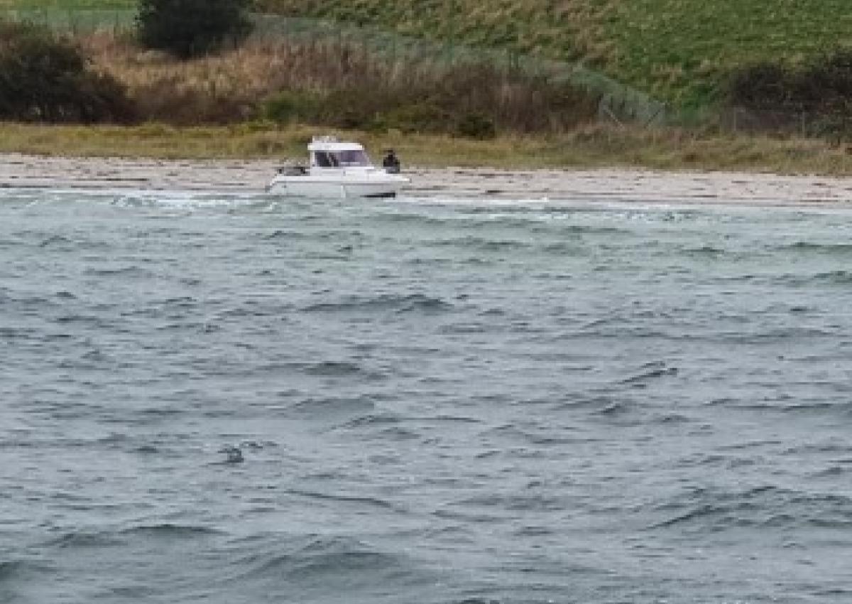 motorbåd på grund