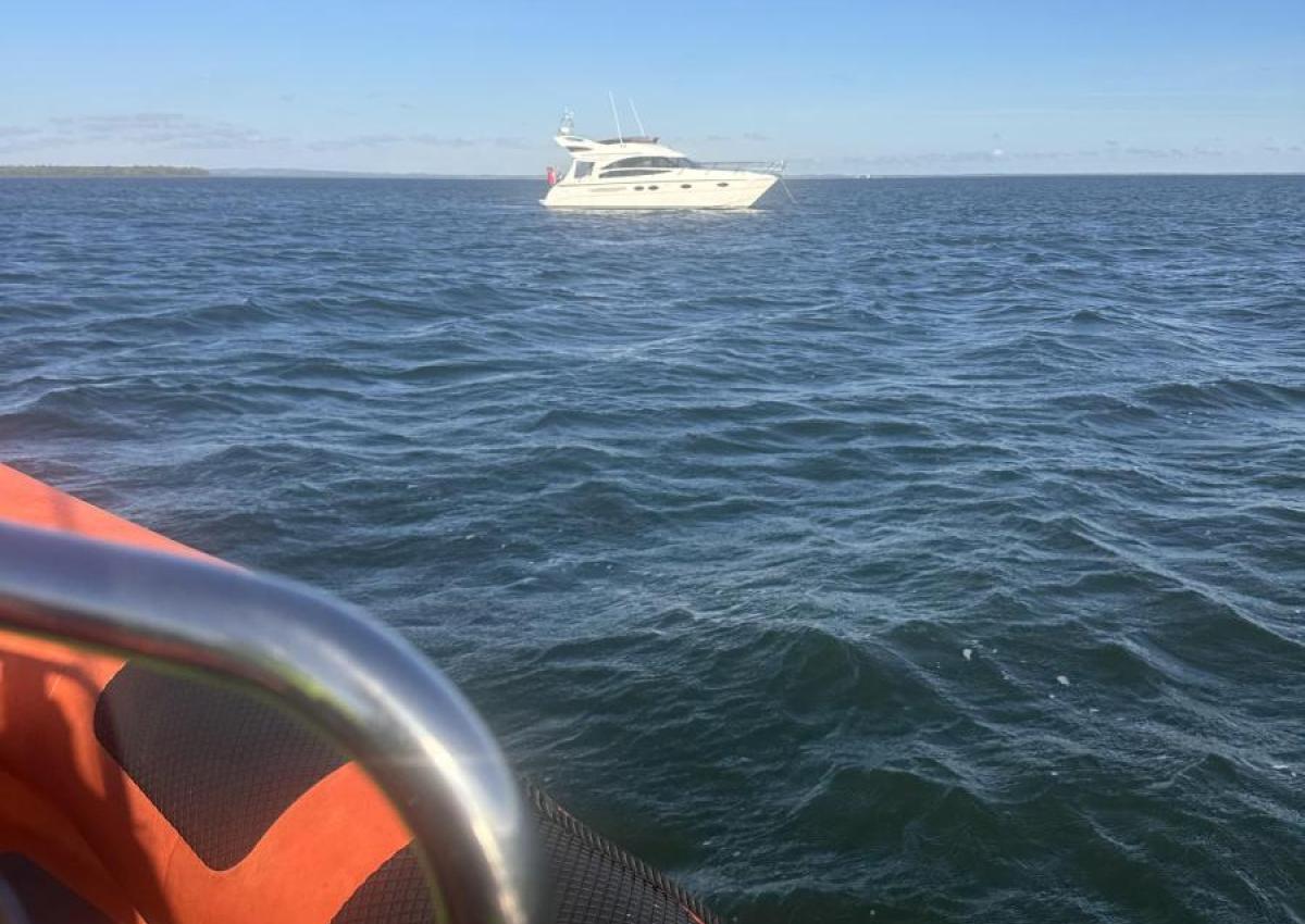 Motorbåd på grund til bjærgning og bugsering