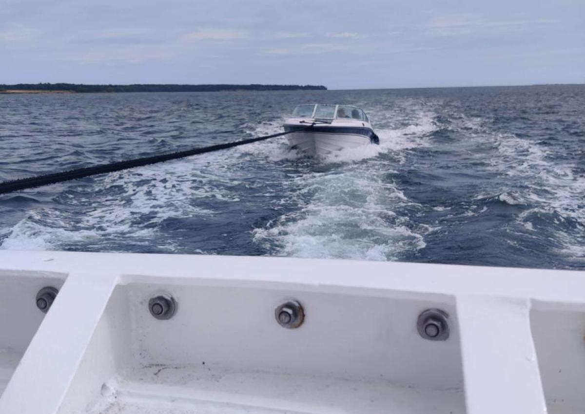 20 fods speedbåd med motorskade