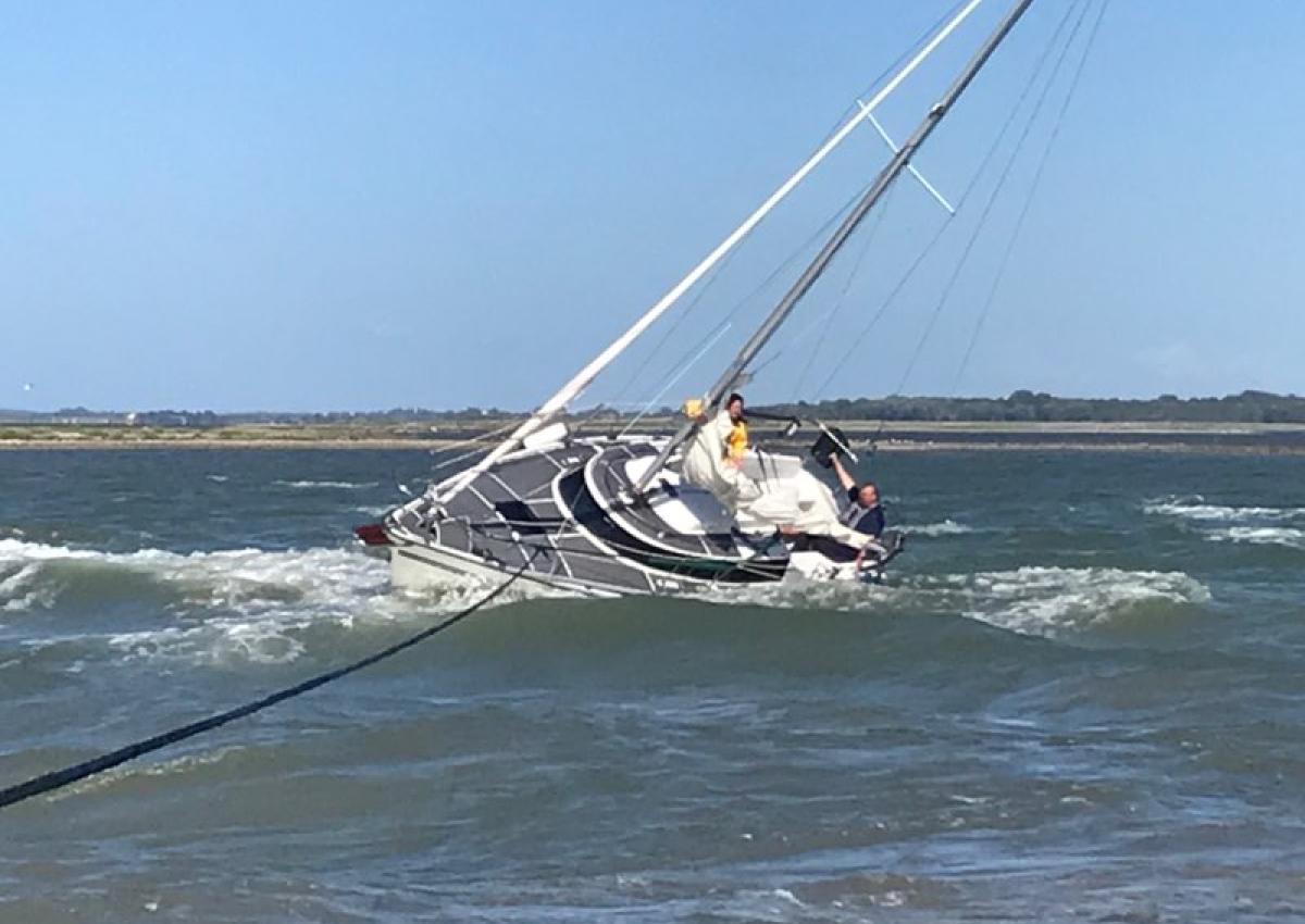 29 fods sejlbåd på grund Nordøst for Bogense