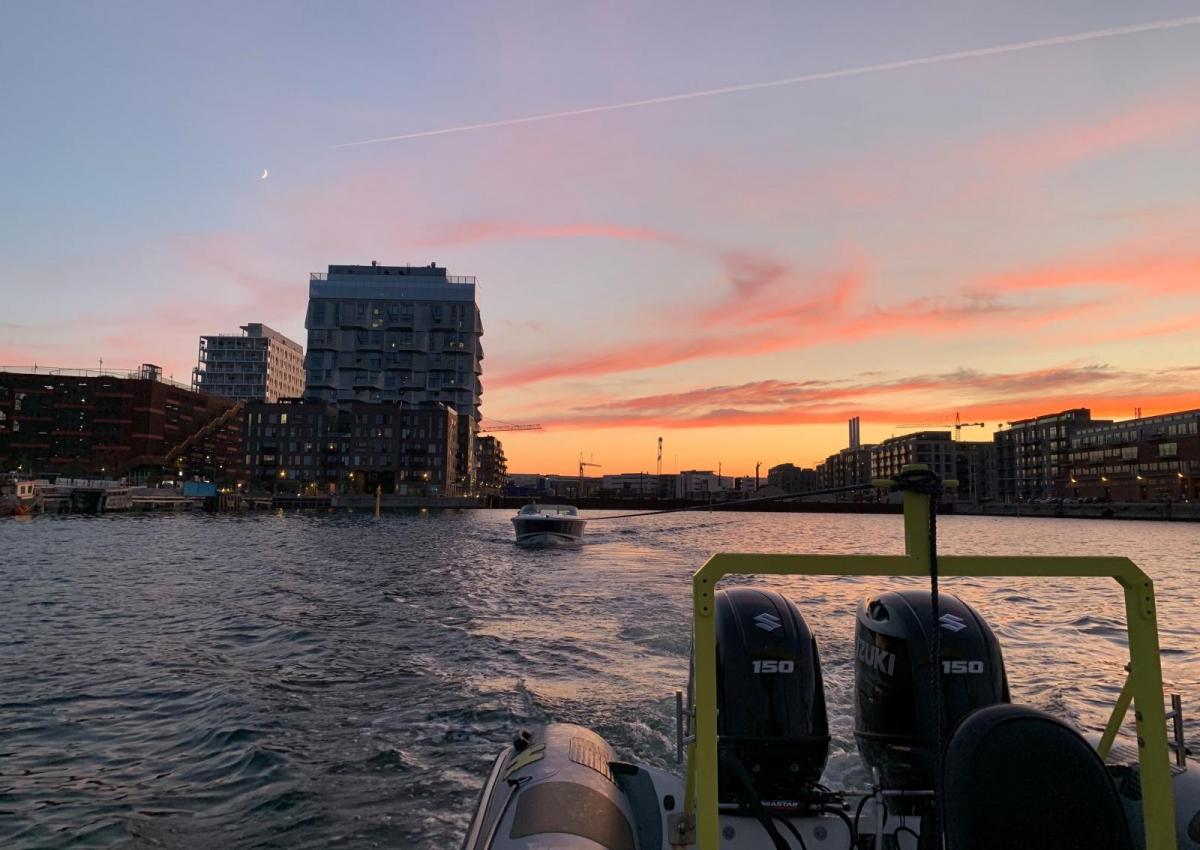 Bugsering fra Nordhavn i solnedgang