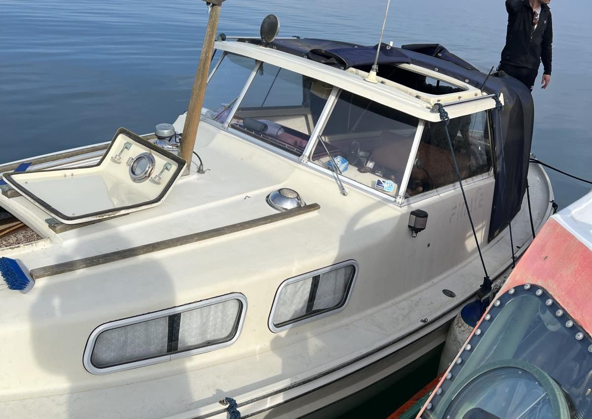 25 fods Day cruiser med olieudslip i båden