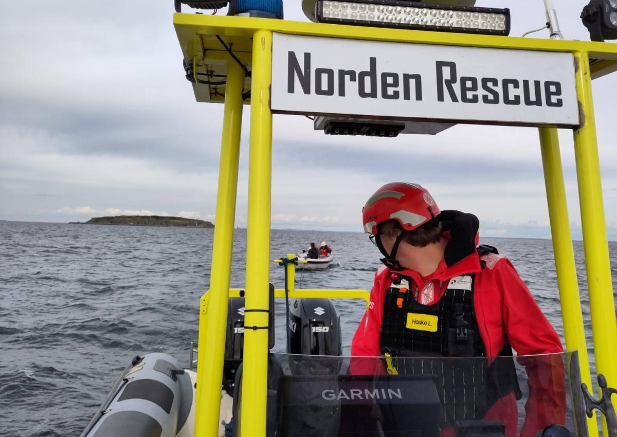 Norden Rescue slaeber en jolle