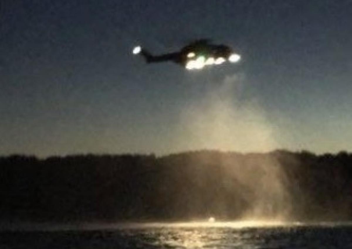 Helikopter på vej med mand i vandet