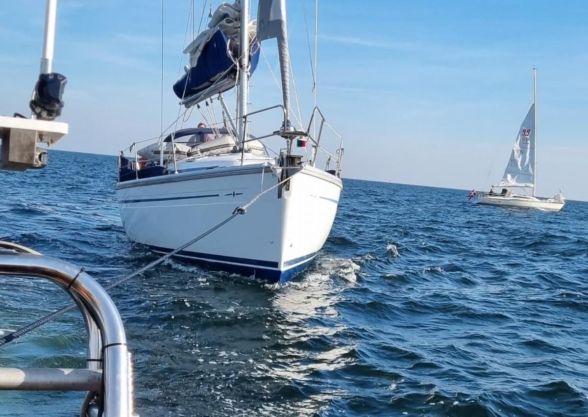 Så er båden på slæb til havnen