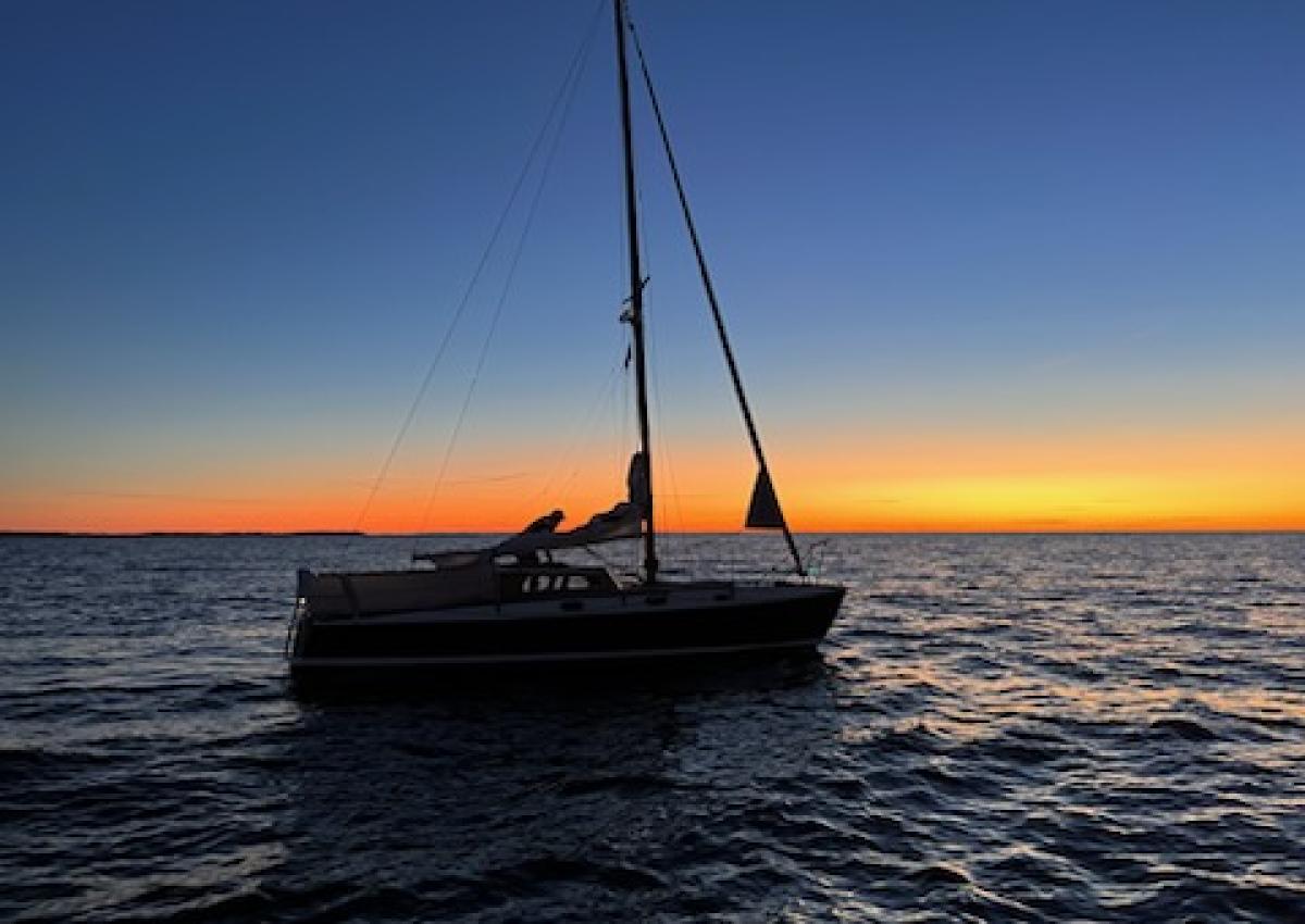 Havaristen i smuk solnedgang
