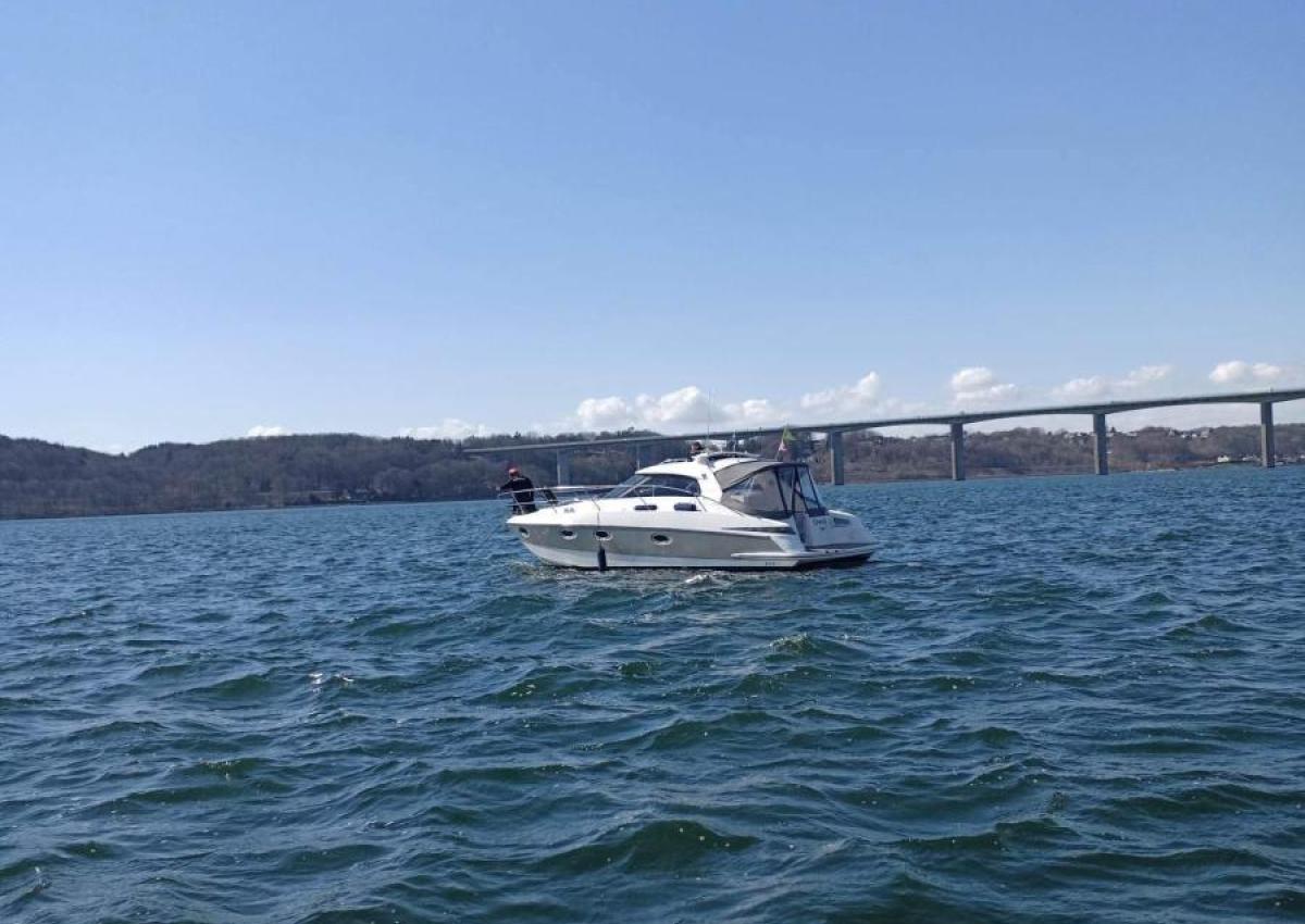 Elan 35 fods med motorproblemer ved Vejle fjord
