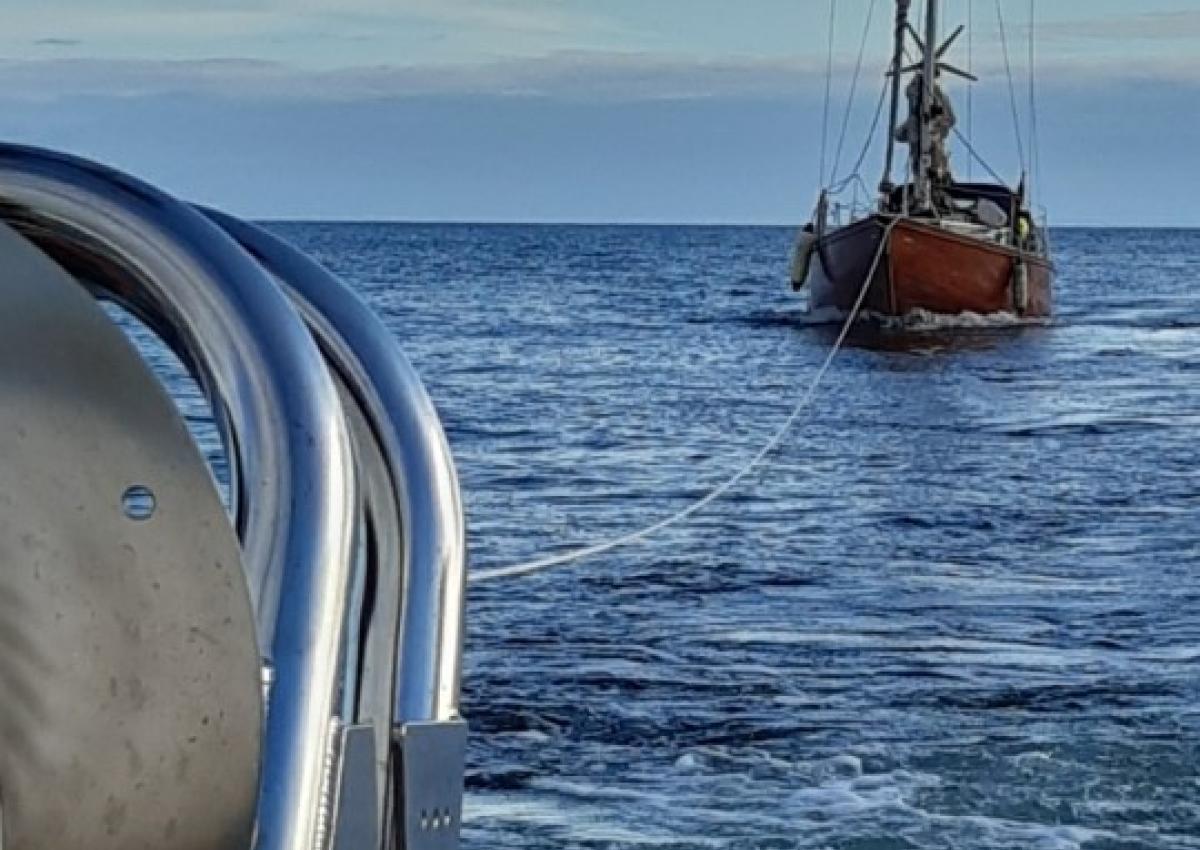 Havarist på slæb til Hårbølle havn