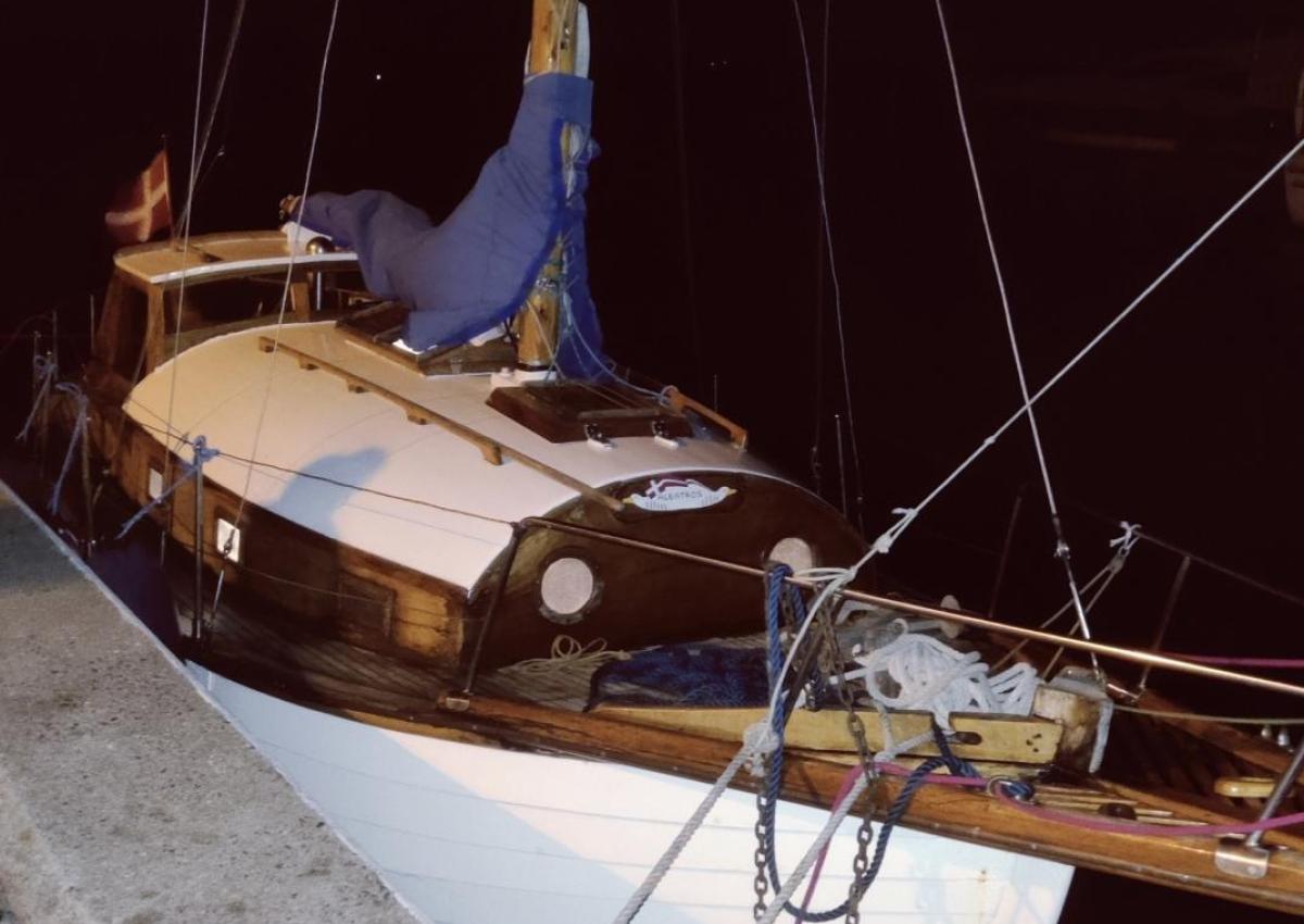 Gult udkald kl. 01.26 - 25 fods træ sejlbåd tager vand ind 