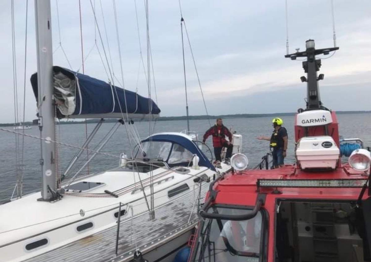 42 fods sejlebåd med motorproblemer