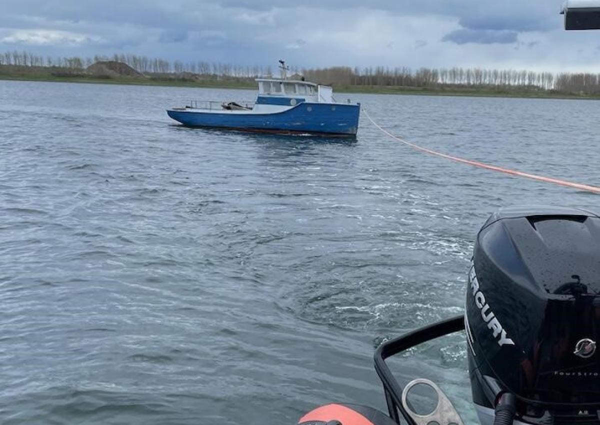 drivende båd på slæb