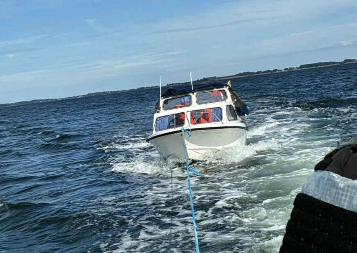 Kabinebåd fik problemer med motoren