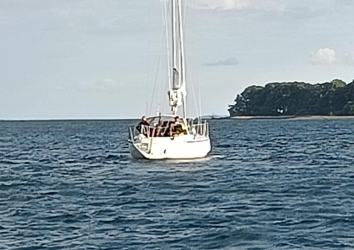 Dehler 34 fods sejlbåd grundstødt ved Snaptun havn