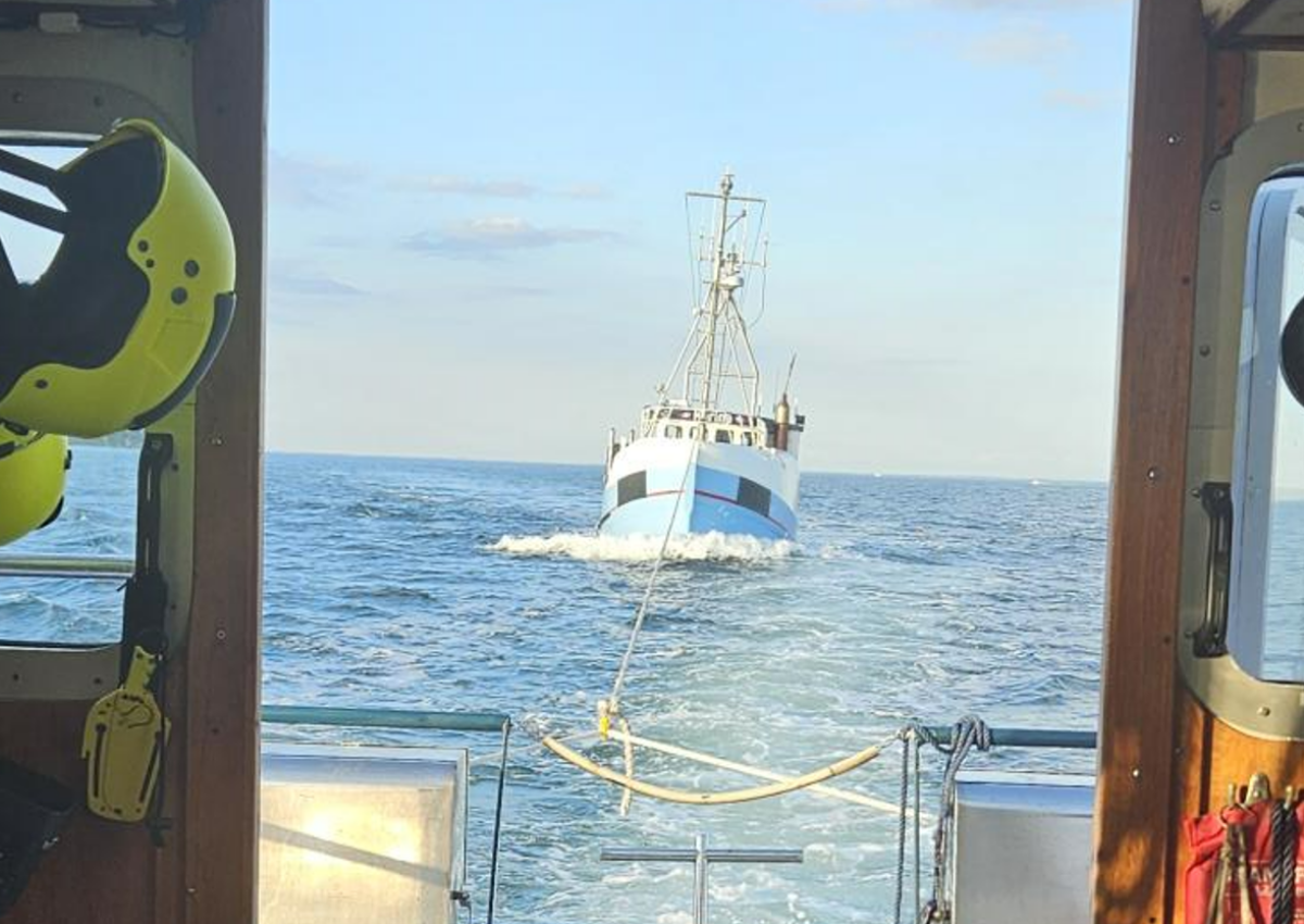 Fiskekutter på slæb