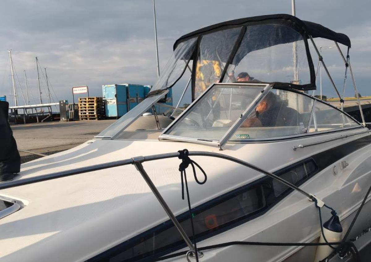 Bayliner driver uden motorkraft på tværs af Hjarnø sund