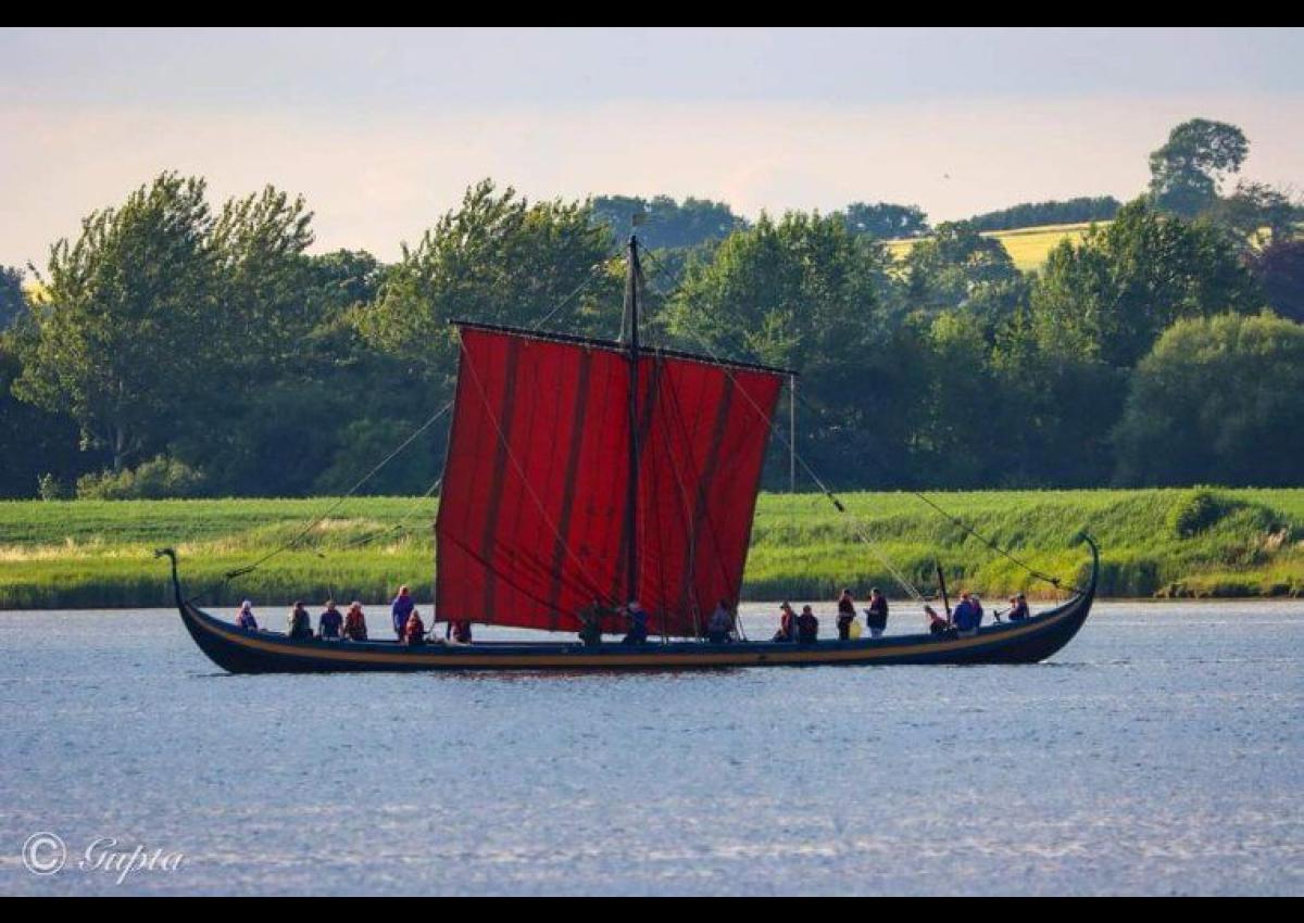 69 fods vikingebåd 3.5 tons med 19 mand ombord fik brug for assistance