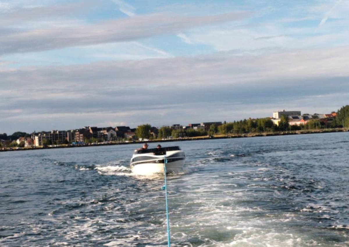 Speedbåd med sprunget kilerem
