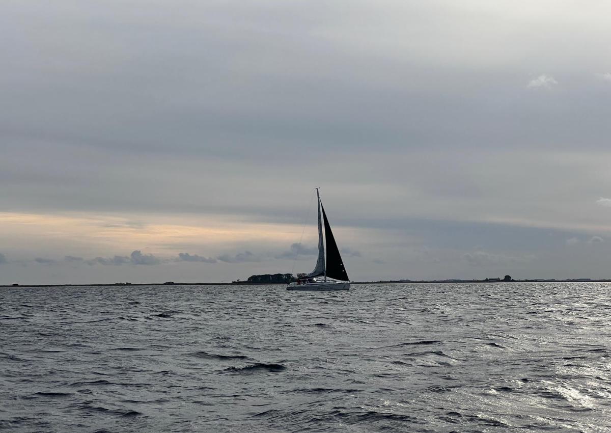 Sejlbåd på grund med øen Saltholm i baggrund